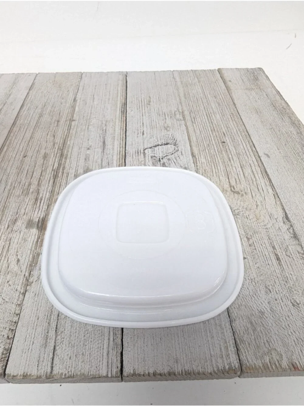Rubbermaid 1.8 pt Servin Saver #8 Sheer Square Canister Storage White Lid - B